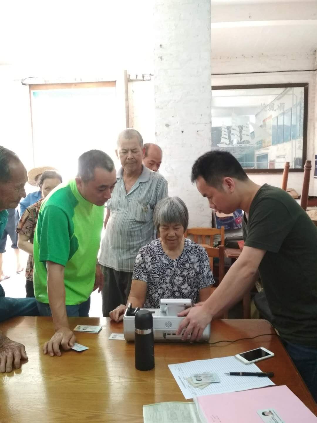 2018.6雅瑶所下乡到村委会开展城乡养老入村资格认证服务.jpg 2018.6雅瑶所下乡到村委会开展城乡养老入村资格认证服务.jpg