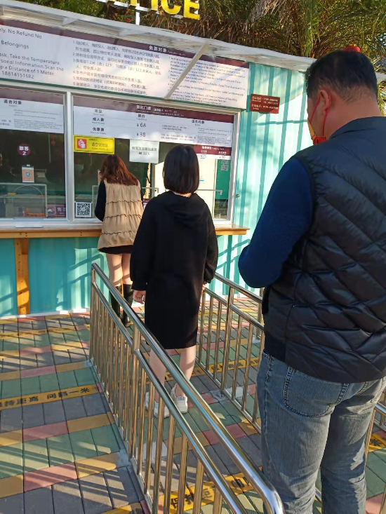 游客按指引一米间隔线排队买票.jpg