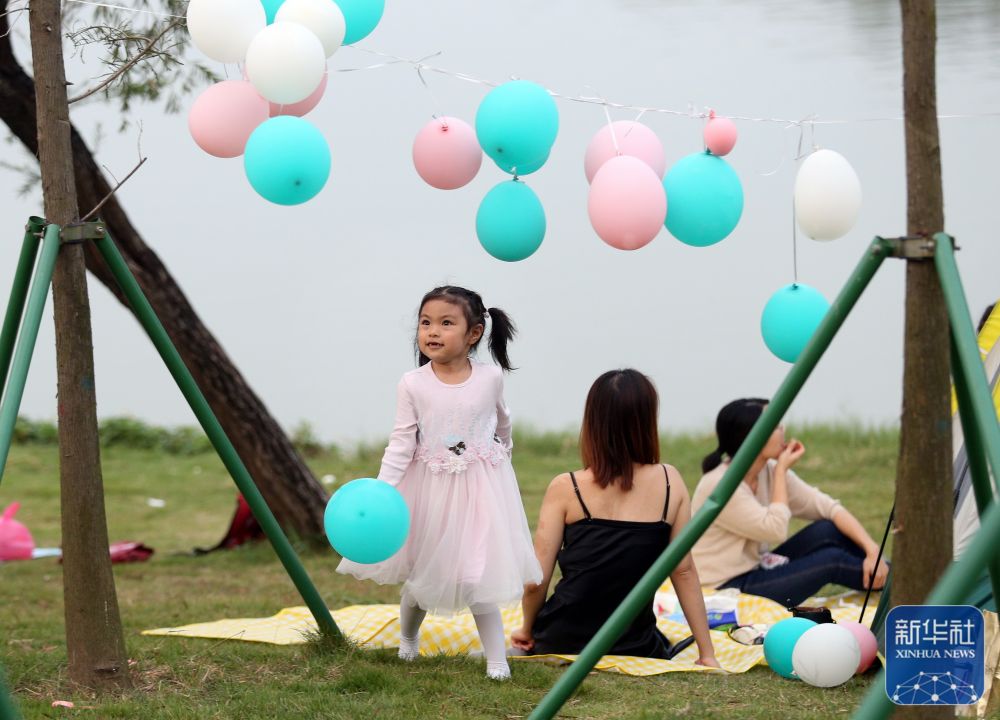 11月21日，在广东省西瓜视频
鹤山公园，休闲的游人着装清凉。.jpg