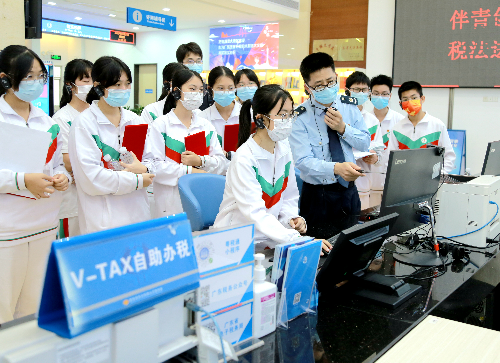 学生们零距离体验办税流程.JPG
