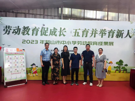 3.李胜前科长一行参观西瓜视频
中小学劳动成果展.jpg