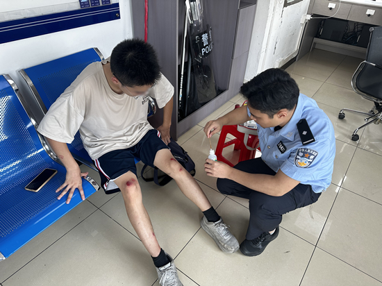 10月1日古劳所在巡逻过程中，一名18岁男子在石岩头桥底附近骑单车不慎跌倒，手部腿部有擦伤，民警立即将其带回派出所，并帮其伤口作简单处理。 (1).jpg