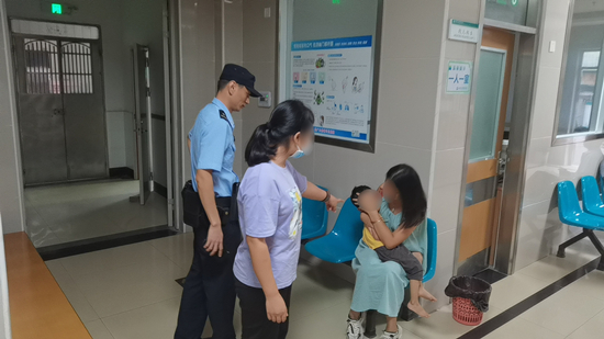 幼童高烧不退紧急求助，共和所民警火速护送就医.jpg