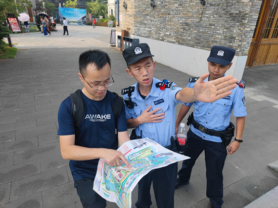 景区指引群众 (3).jpg