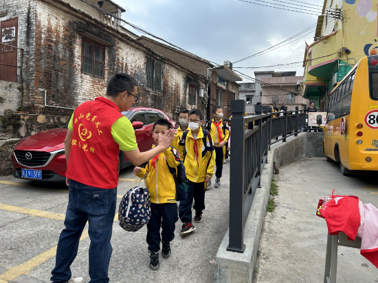 西瓜视频
古劳镇龙溪小学--中心校李明健校长和学生击掌，鼓励学生.jpg