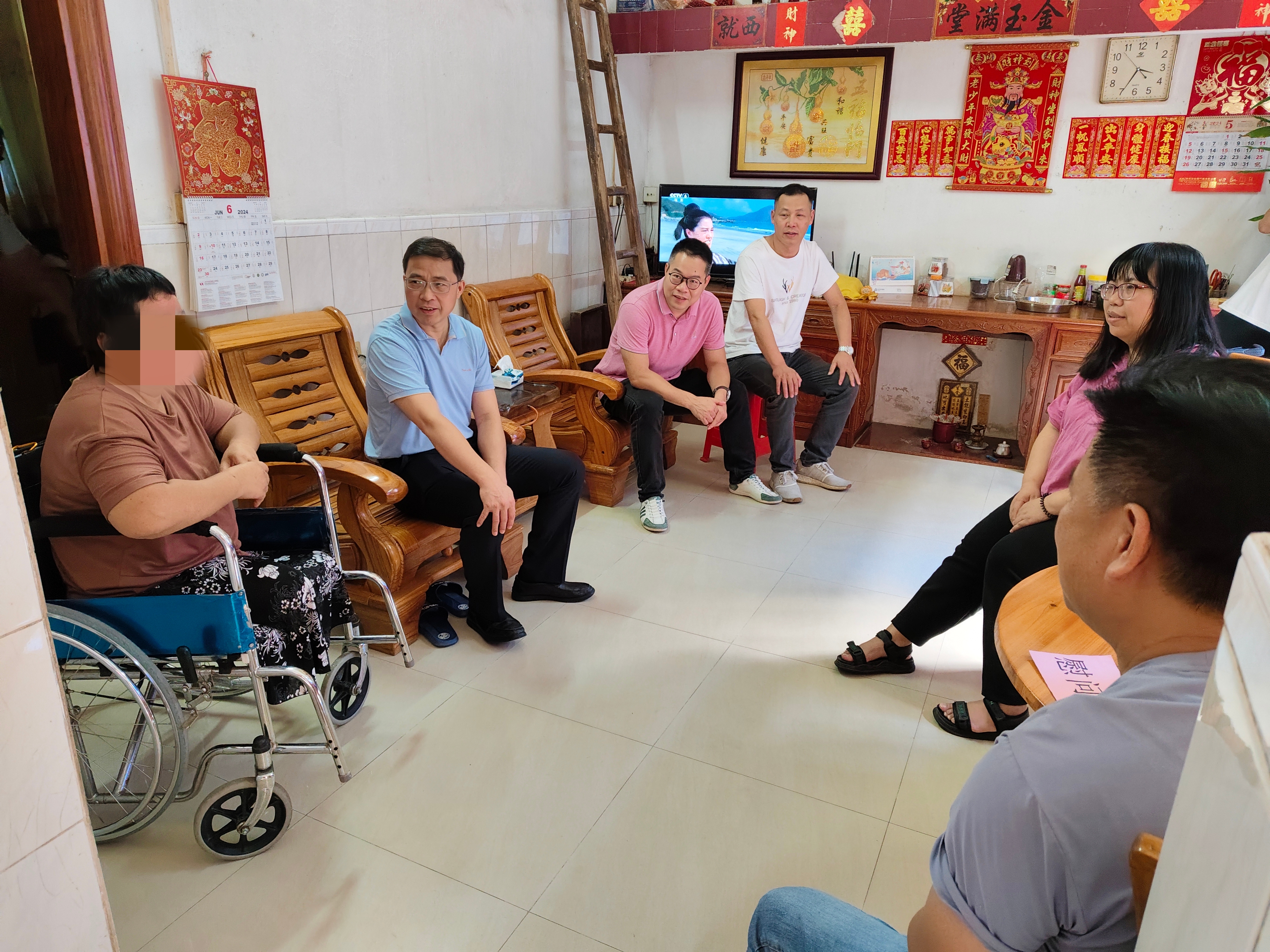 2024年6月慰问党员（有马赛克）.jpg