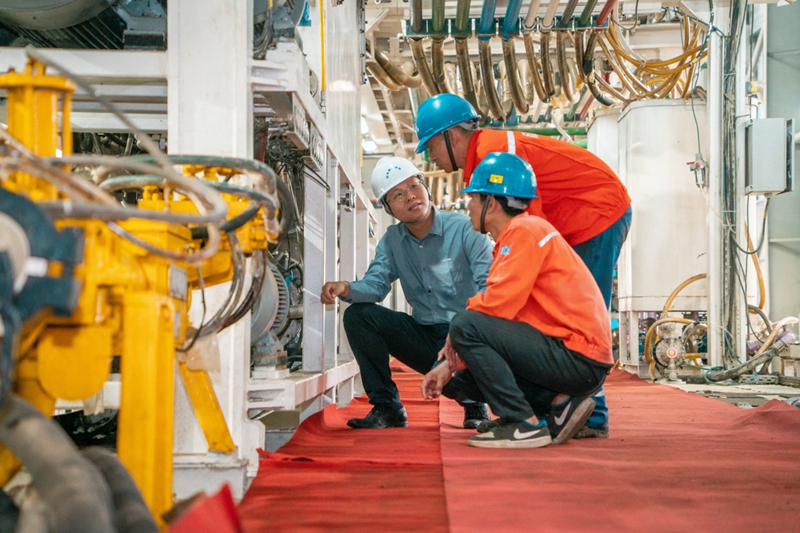 2. 陈国昌指导团队成员开展日常工作.jpg