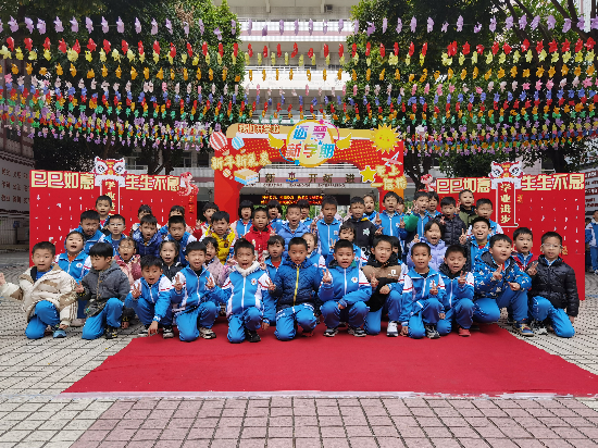 沙坪四小学生开心返校1.jpg
