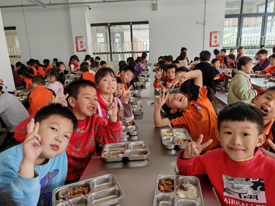 工业城一小学生午餐合照.jpg