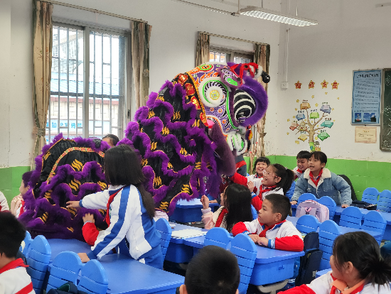 10镇南小学狮子队与学生亲密互动1 (1).jpg