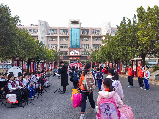 共和镇中心小学管乐乐声中庆开学.jpg