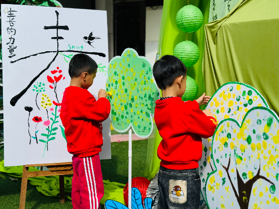 新星幼儿园开学点春---成长的力量，孩子感受春的美好，我为小树添绿啦！.jpg
