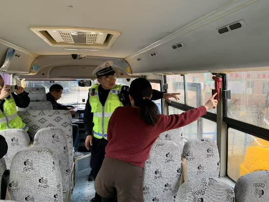 宅梧小学校车安全检查及教育 (4).jpg