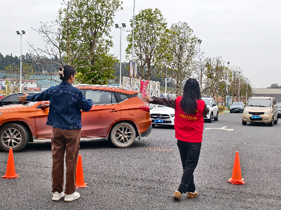 昆仑学校教师志愿者指挥交通2.jpg