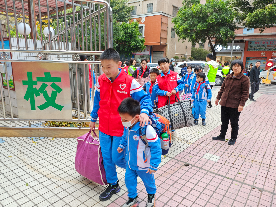 沙坪四小学生志愿者1.jpg