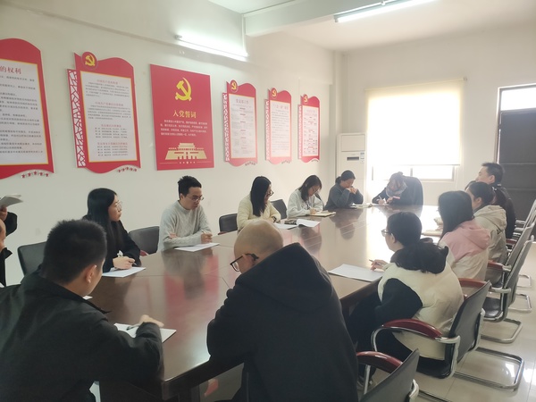 西瓜视频
交通运输局党员干部到道路运输企业上党课.jpg