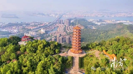 鹤山纪元塔。麦和幸 摄 图片