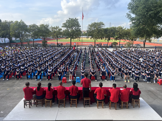 9.雅瑶中学 2025 年秋季学期开学伊始，党支部书记、校长周辉同志以 “血火丰碑精神永续” 为主题，讲授开学.jpg