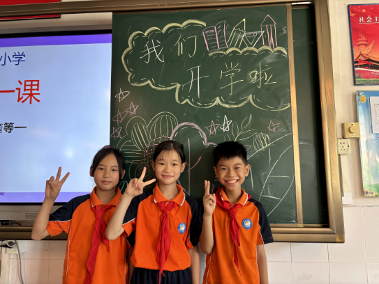 17.平岭小学开学首日同学们在老师精心布置的课室前开心拍照.jpg