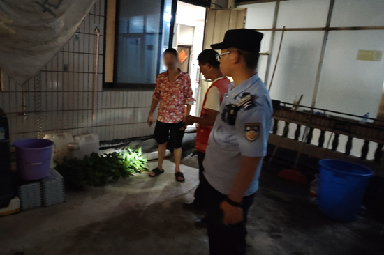 中山所联合社区专项召集14家酒店公寓负责人，明确清积水、点蚊片等要求，并现场派发蚊片，强化跟进监督，确保压实经营主体责任。 (1).jpg